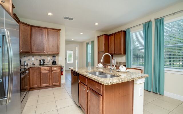 Family Friendly 8 Bed Villa with Pool & Spa