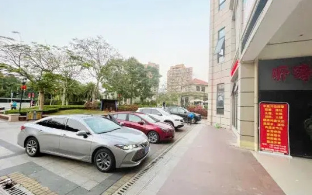 Danzhou walnut Lane Theme Hotel