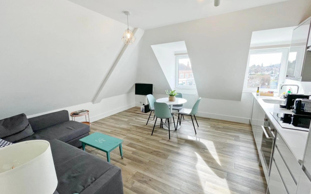 EasyStays - Modern Apartments in Windsor with Parking