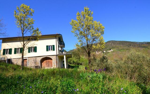 Stunning Cottage in Sesta Godano with Balcony