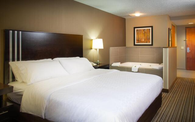 Holiday Inn Express & Suites Hayward, an IHG Hotel