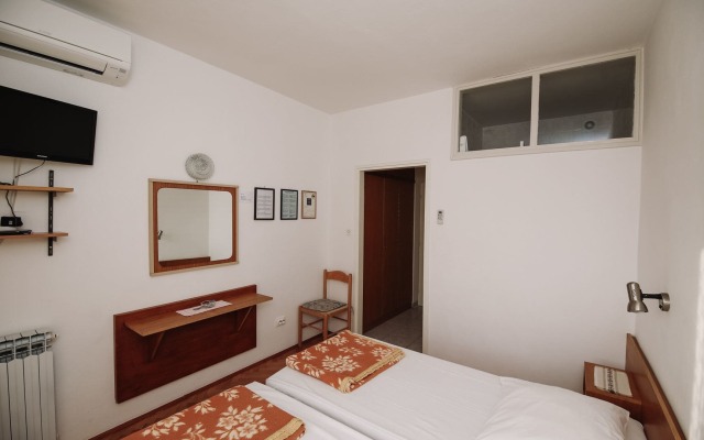 Apartments & Rooms Peranic