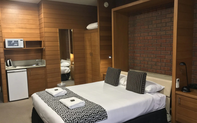 Sovereign Park Motor Inn