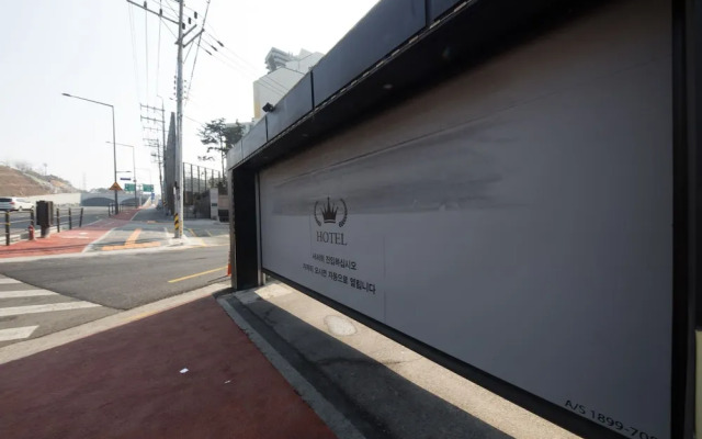 Achasan Station Wall Hotel