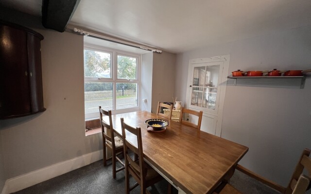 Traditional 3-bed Cottage, Log Burner & Sea Views!