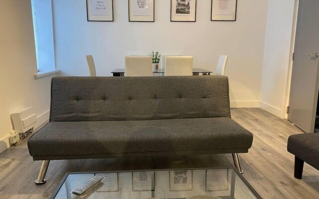 Comfortable and Modern 2-bedroom Flat in Bridgend