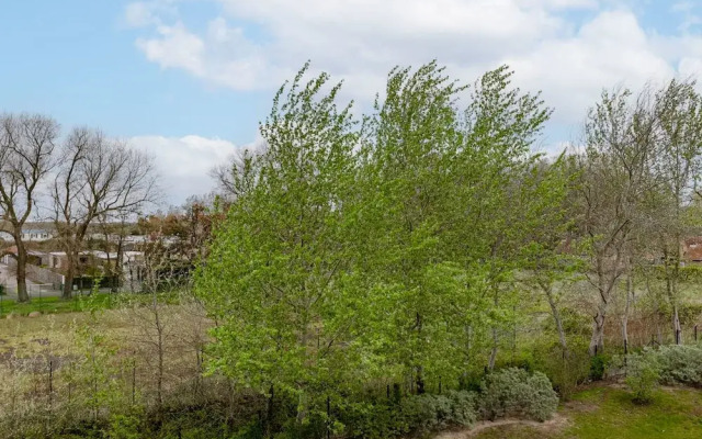Spacious Top-flour Apartment With Private Parking