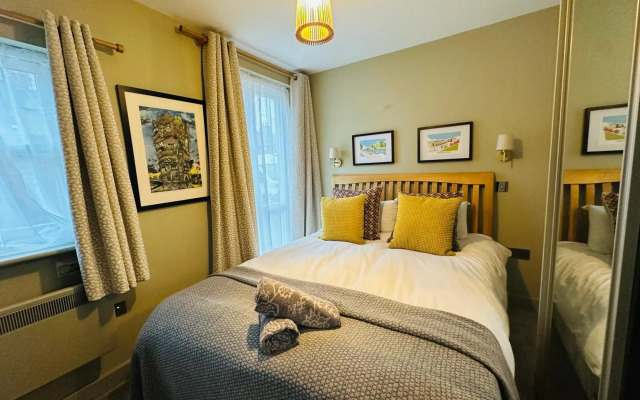 Easy Walk City Centre Flat with Free Parking