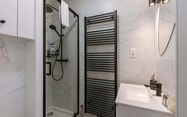 Modern Apartment With Balcony Near City Center