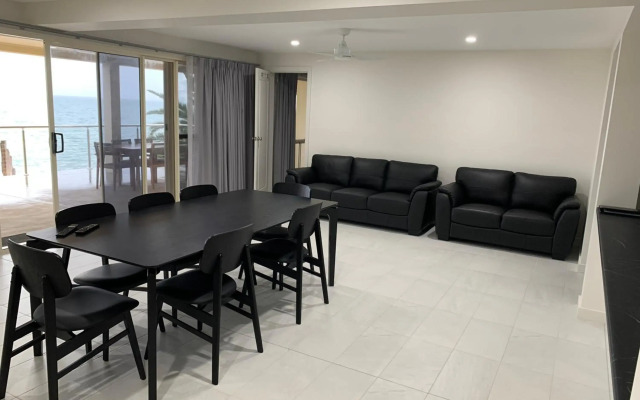 Beachside & Jetty View Apartment 1 - Admirals Apartment