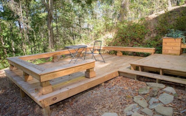 Whispering Waters 1 Bedroom Cabin by Redawning