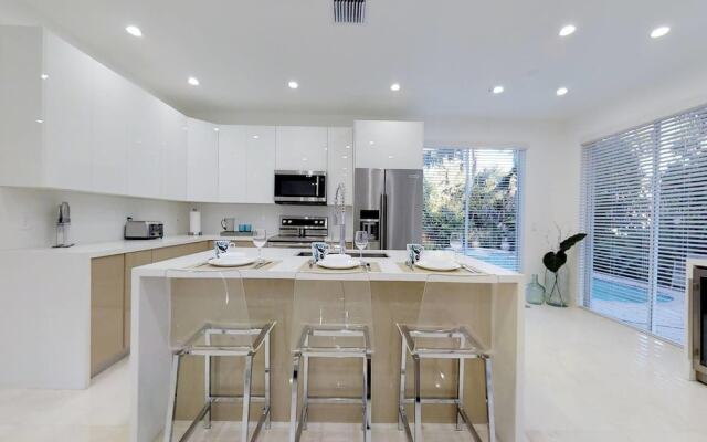 Beautiful Hollywood Beach 4 BR Home W Heated Pool