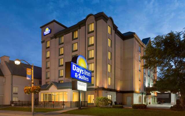 Days Inn & Suites by Wyndham Niagara Falls Centre St. By the Falls