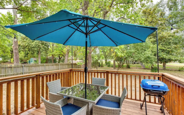 Lindale Vacation Rental w/ Deck & Grill!