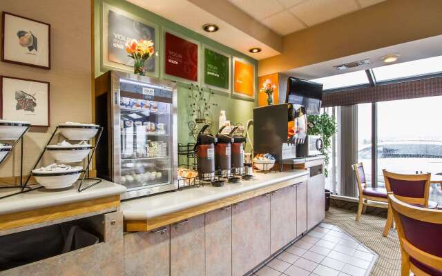 Comfort Inn & Suites Madison - Airport