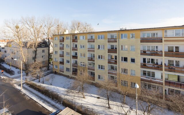Bright Two Bedroom Apartment by Renters