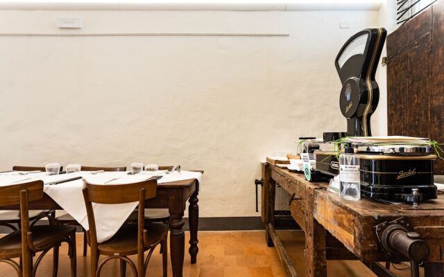 Bonacolsi Collection , Mantegna Hotels