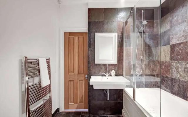 Elegant 2 Bed Apt in Kensington Olympia