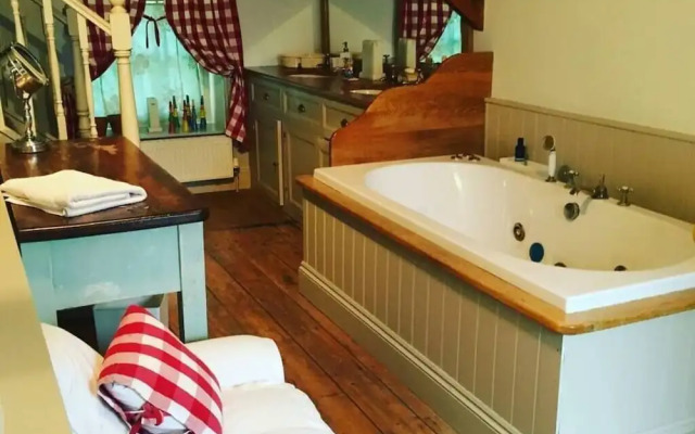 Beautiful 6-bed Home in Brecon