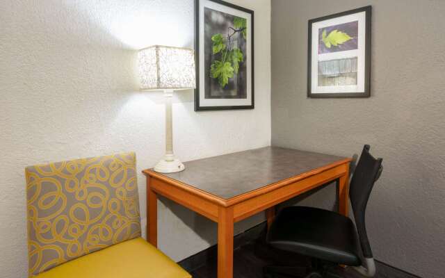 Super 8 by Wyndham The Woodlands North