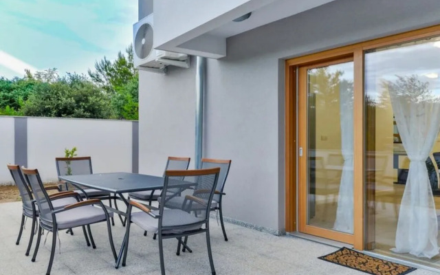New Villa With Pool and Roof Terrace