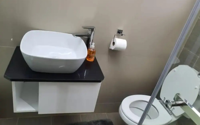 Posh 3 Bed Guesthouse in Hillside With Pool - 2039