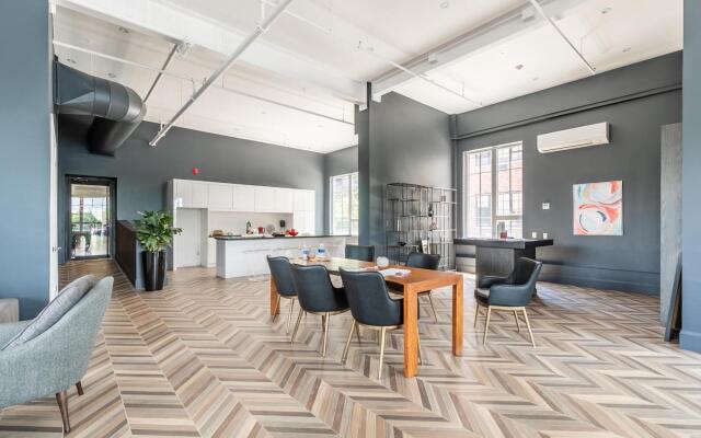 2BR 2 STOREY LOFT. Free Parking.Gym