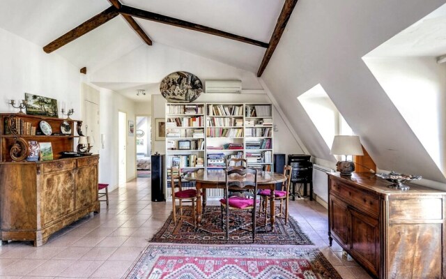 Rustic 3-bdr Family Apartment in Canal St. Martin