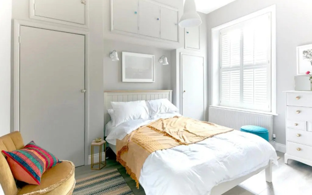 Spacious beach front apartment with stunning sea views