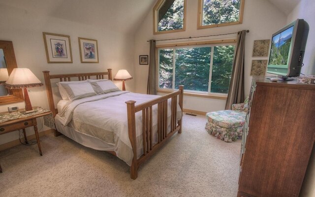 Knotty Pine Retreat 3 Bedroom Home