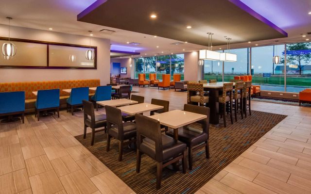 La Quinta Inn & Suites by Wyndham Chicago - Lake Shore