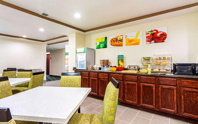 Econo Lodge Inn & Suites