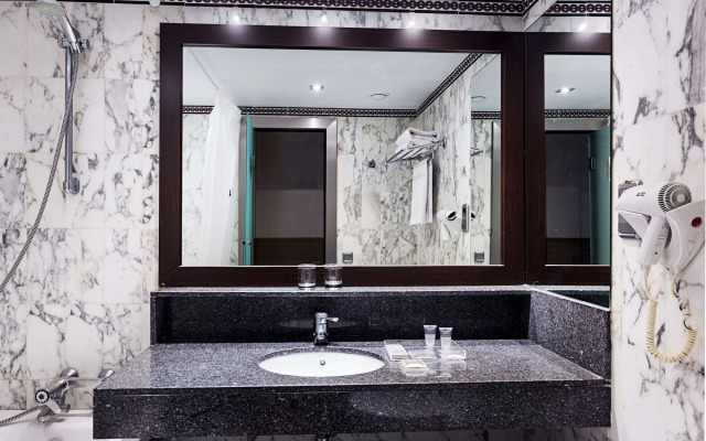 Catalonia Giralda Hotel