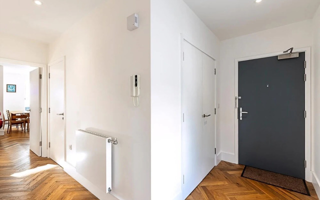 Chic Crystal Palace Flat with Balcony & Workspace