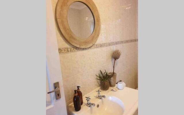 Sunny Open living family home in the Winelands