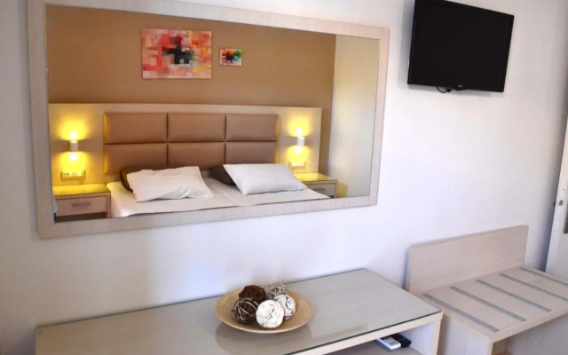 Roula Kotsonis Superior Apartment