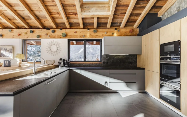 Chalet Black Squirrel Luxury Retreat With hot tub Sauna