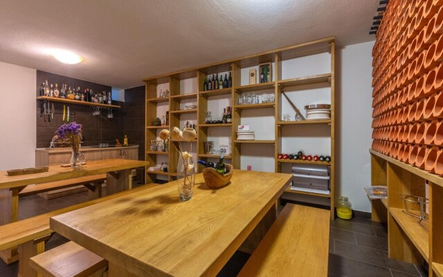 Amazing Home in Mravince With Sauna, Wifi and 9 Bedrooms