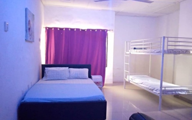 Sleeps8- Private Secure Parking- Garden- Aircon