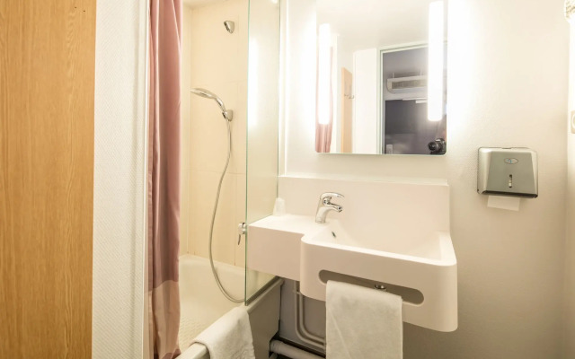 B&B HOTEL Grenoble Université 1