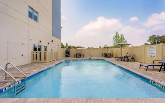 Holiday Inn Express & Suites Tampa Stadium – Airport Area by IHG