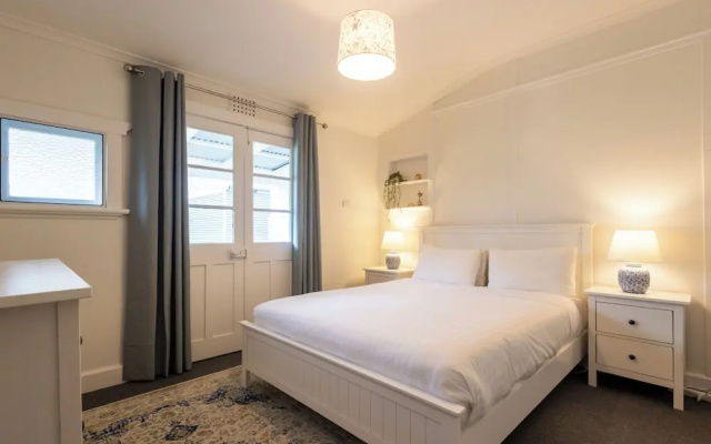 Bay Vista Cottage by the BnB Collection – Guest Rooms – Albany