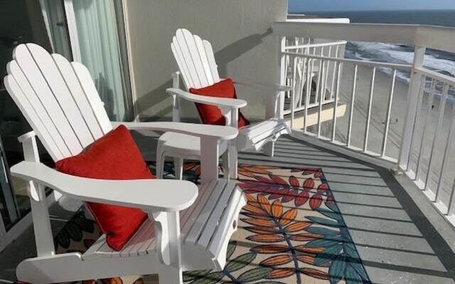 1004 Waters Edge Resort 1 Bedroom Condo by RedAwning