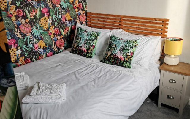 Upmarket 2 Bedroom Apartment With sea Views