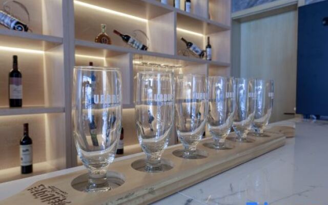 Yihai Hotel (Zhengzhou South China City Longhu Jinyi City Shopping Center Branch)