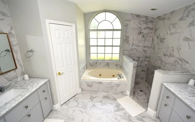 Greater Groves - 5 Bedrooms House w/pool-5202GG Home by RedAwning