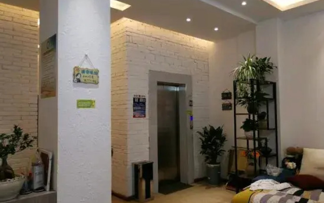 Qujing Zhouzhou Theme Hotel