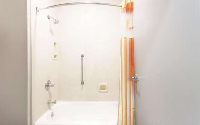 La Quinta Inn & Suites by Wyndham Jackson Airport