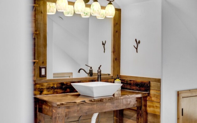 Majestic Lodge Retreat Amenities & Views