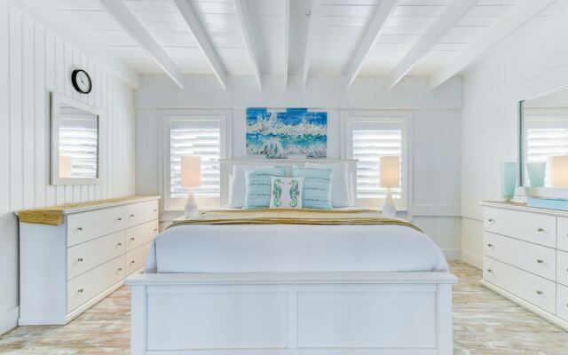 Romantic Beach House by Vtrips